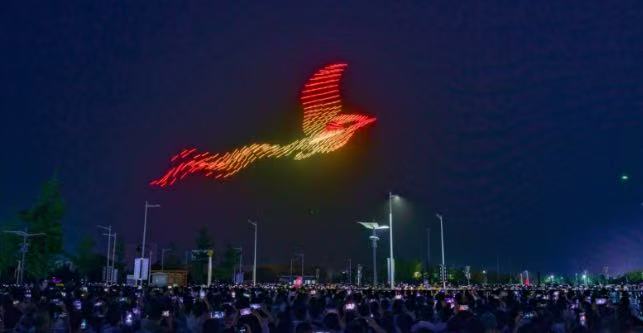 無人機(jī)表演屬于低空經(jīng)濟(jì)的一部分，圖源央廣網(wǎng).jpg